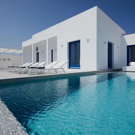 Thadeos With Private Jetted Pool Fira (Santorini)