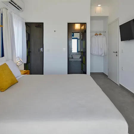 Thadeos With Private Jetted Pool Fira (Santorini)