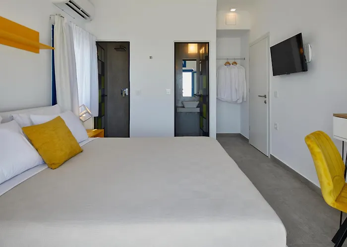 Thadeos With Private Jetted Pool Fira (Santorini)